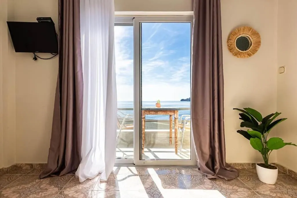 Apartment Potam'Sea Bliss 2 - Beach Front, Parking & Sun Beds Himare Albania